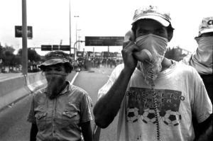 Des manifestant s'amusent avec un vieux telephone trouve au bord de l'autoroute Buenos Aires- La Plata durant un blocage de route. .